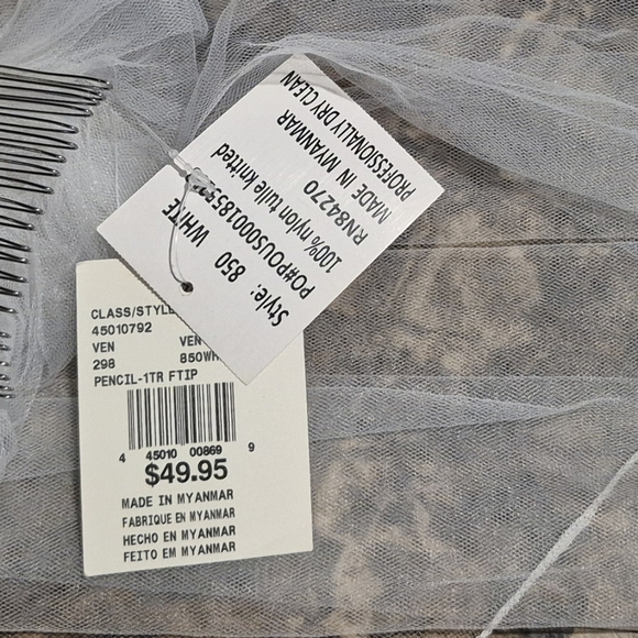 David's Bridal White Hair Veil - Picture 4 of 4